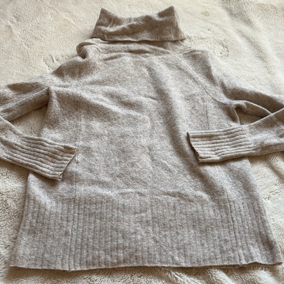 Aritzia Community Yak-Wool Turtleneck Sweater Size XS | Heather Gray | Capsule | - Picture 7 of 9